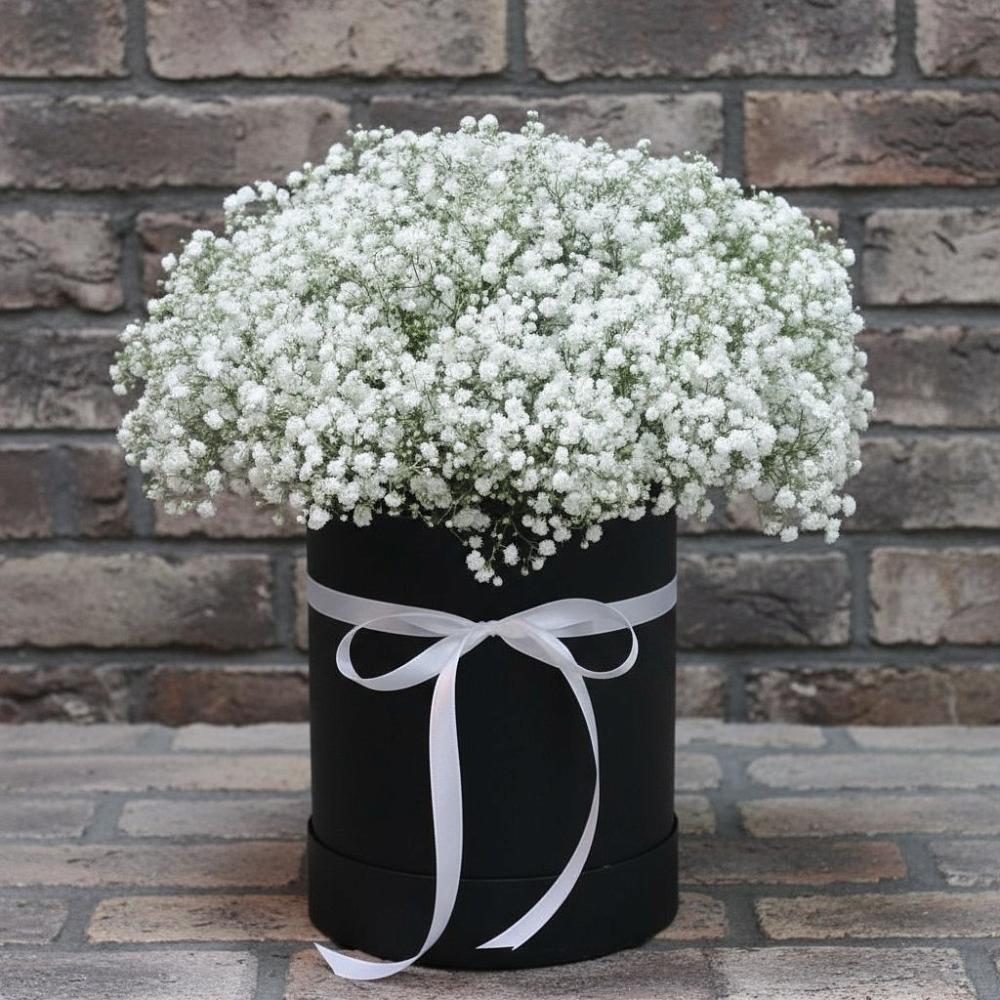 Цветочная композиция из Гипсофила в шляпной коробке в Чистогорском