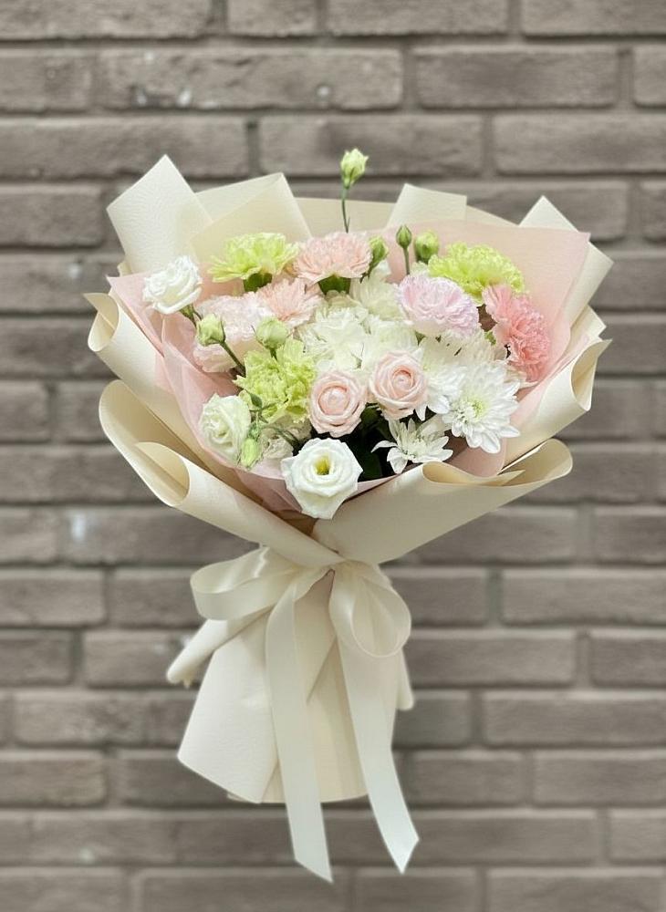 Букет цветов из: Гвоздики, Розы, Лизиантусы и Хризантемы в Чистогорском